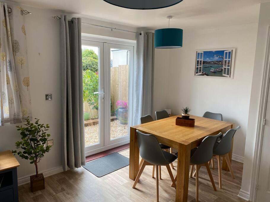 Stylish 3 Bed With Allocated Parking For 2