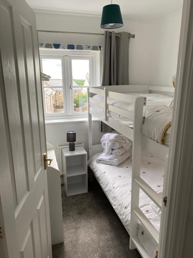Stylish 3 Bed With Allocated Parking For 2 *