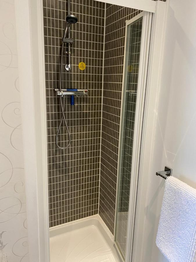 Holiday home Stylish 3 Bed With Allocated Parking For 2 *